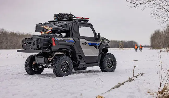 côte à côte polaris xpedition xp avec des accessoires de la collection chasse