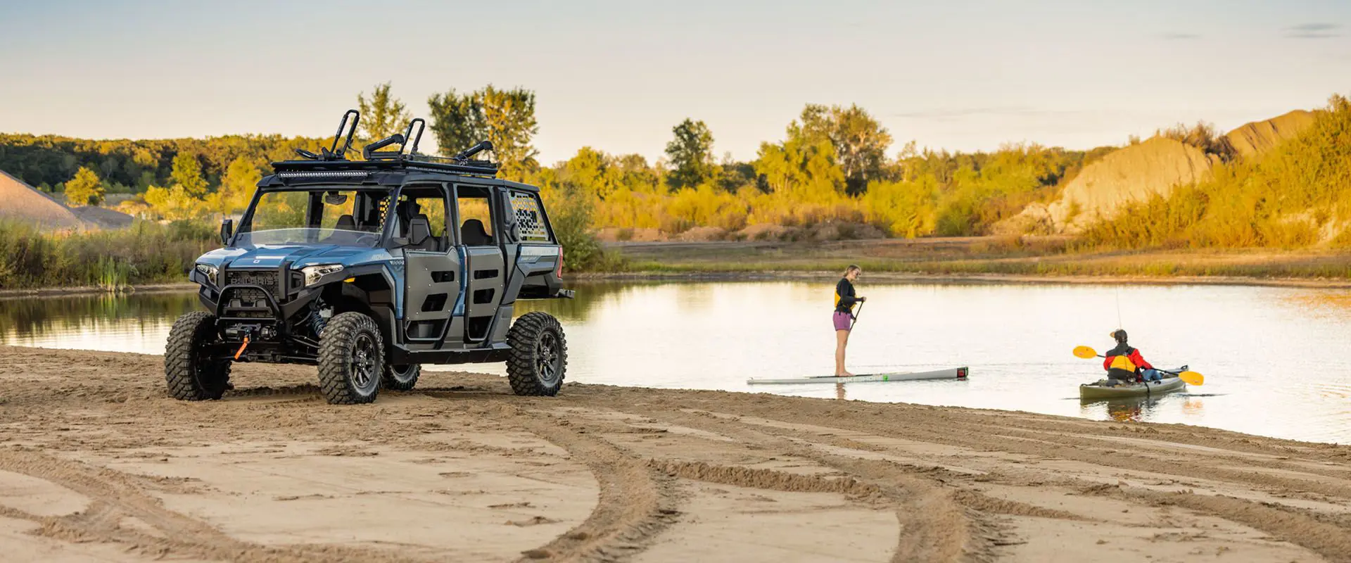 personas practicando kayak cerca de su side-by-side xpedition xp 5 adventure de polaris estacionado
