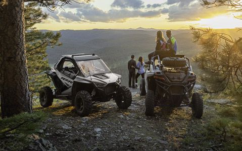 Propietarios de Polaris RZR disfrutando un atardecer