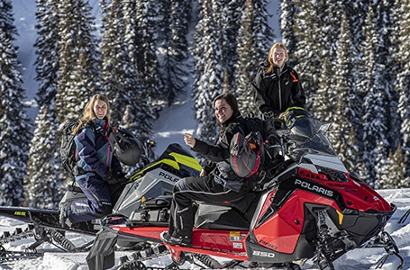 Motonieve de Polaris anda por la nieve