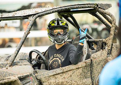 Pasantes de Polaris disfrutando un día conduciendo vehículos RZR