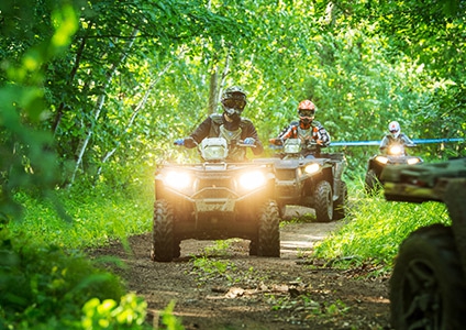 Pasantes de Polaris conduciendo vehículos Sportsman