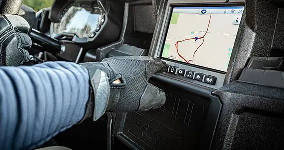Gros plan sur l’arrière d’un véhicule General avec un porte-bagages Rhino Rack