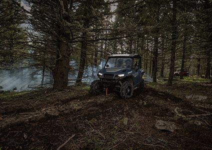 Polaris GENERAL XP 1000 andando con las luces delanteras Pro Armor encendidas