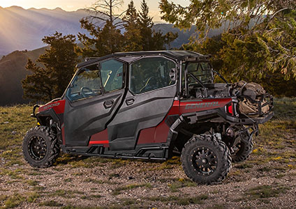 Polaris GENERAL 4 1000 con protectores de defensas delanteras y traseras, puertas y ventanas.