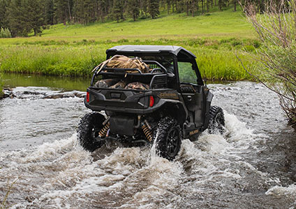 Polaris GENERAL XP 1000 con almacenamiento Lock & Ride instalado atravesando el agua