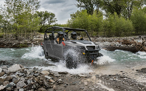 General 4 1000 racing through a river