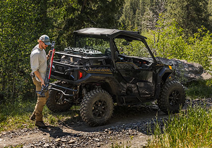 Polaris GENERAL XP 4 1000 with a high-lifting jack mount installed