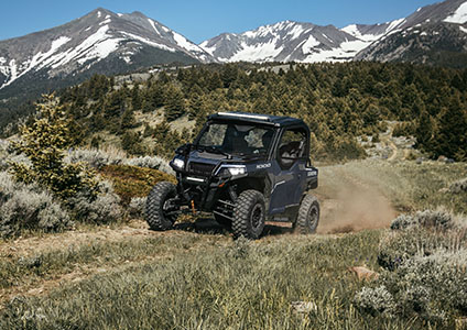 Polaris GENERAL XP 1000 qui roule avec phares allumés