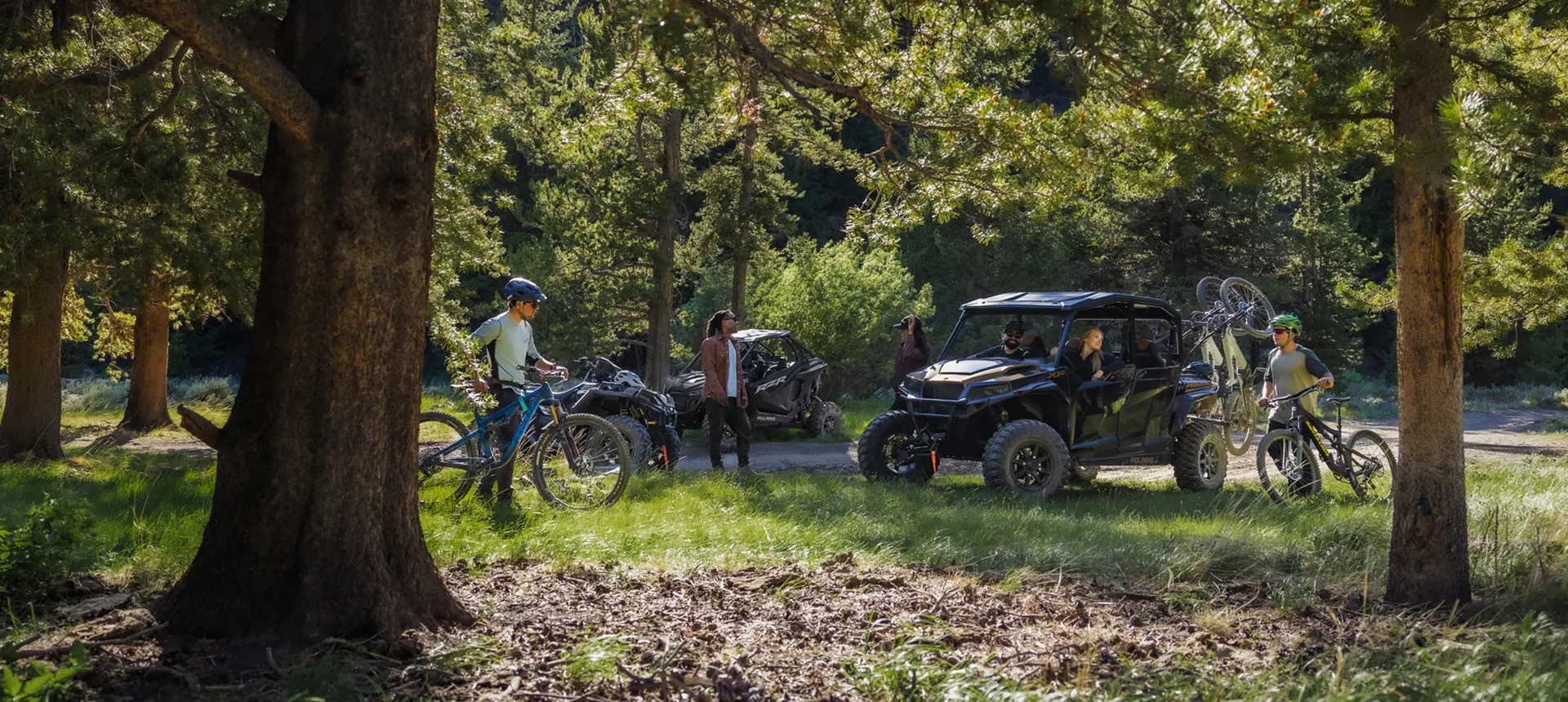 amis déchargeant des vélos de montagne de leur côte à côte General xp 4 1000