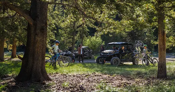 amis déchargeant des vélos de montagne de leur côte à côte General xp 4 1000