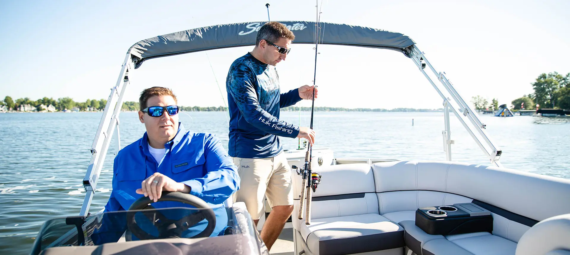2 hommes sur un ponton godfrey sweetwater fishing naviguant jusqu’à leur lieu de pêche