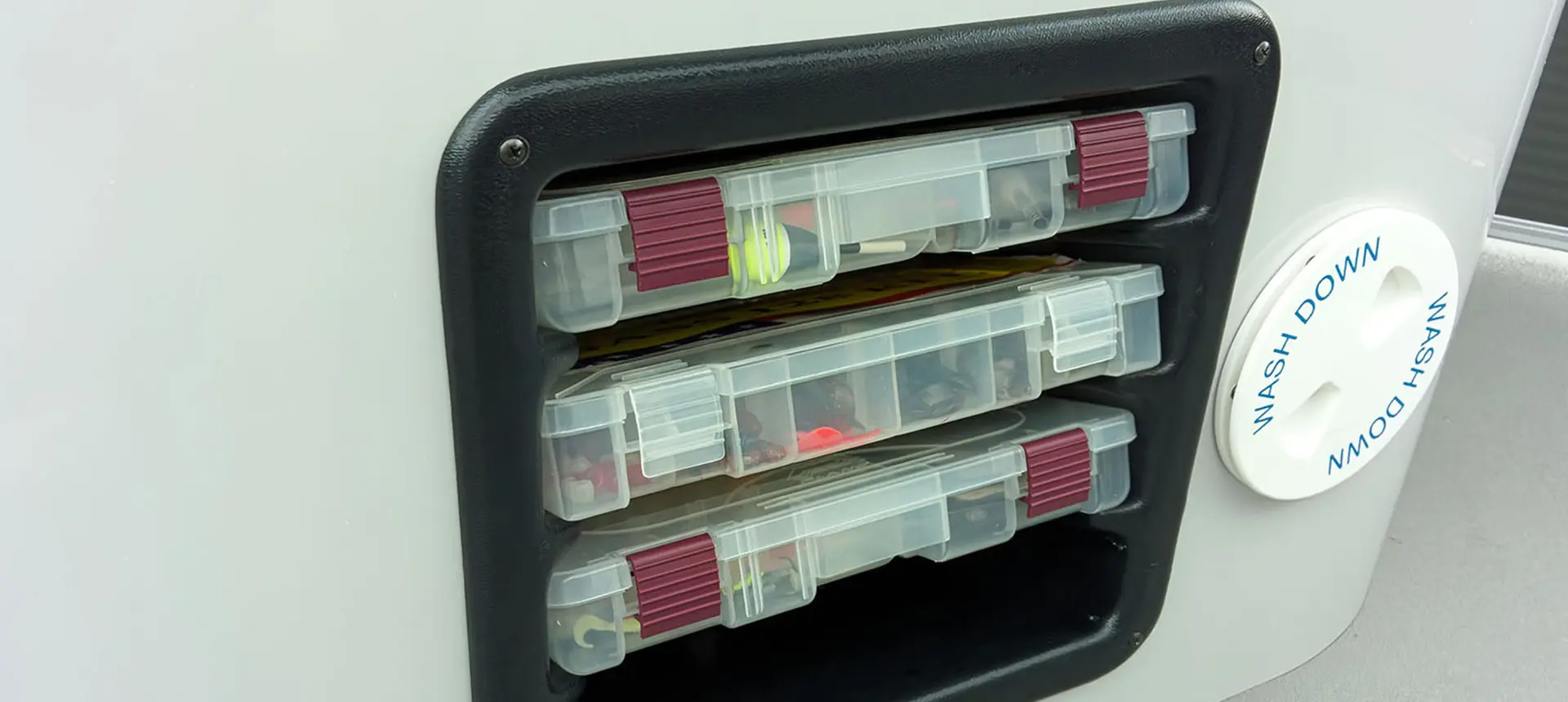 rangement intégré sur un ponton godfrey sweetwater fishing