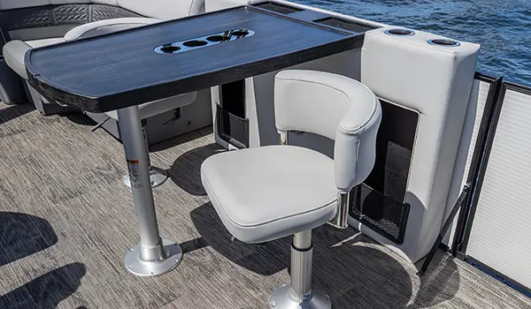 table centrale et tabourets de bar sur un ponton godfrey monaco entertainment
