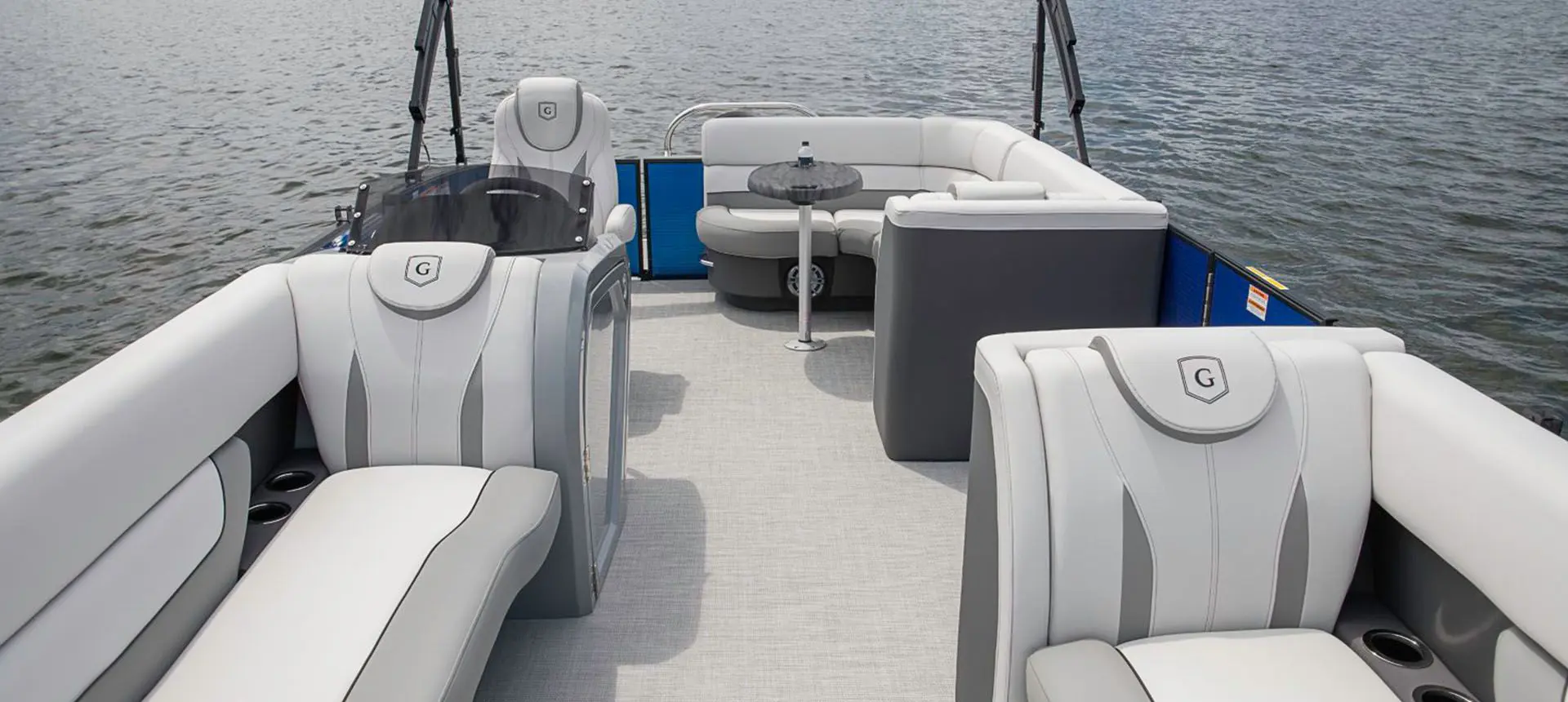 siège de la banquette divisée sur la proue d’un ponton godfrey monaco cruise