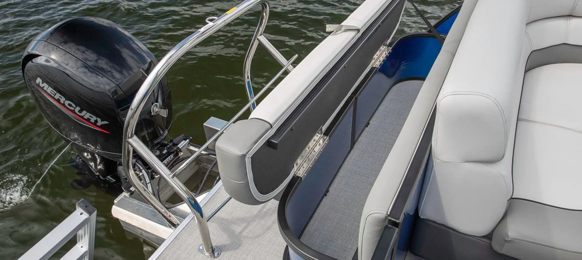 rangement intégré au siège de poupe sur un ponton godfrey monaco cruise