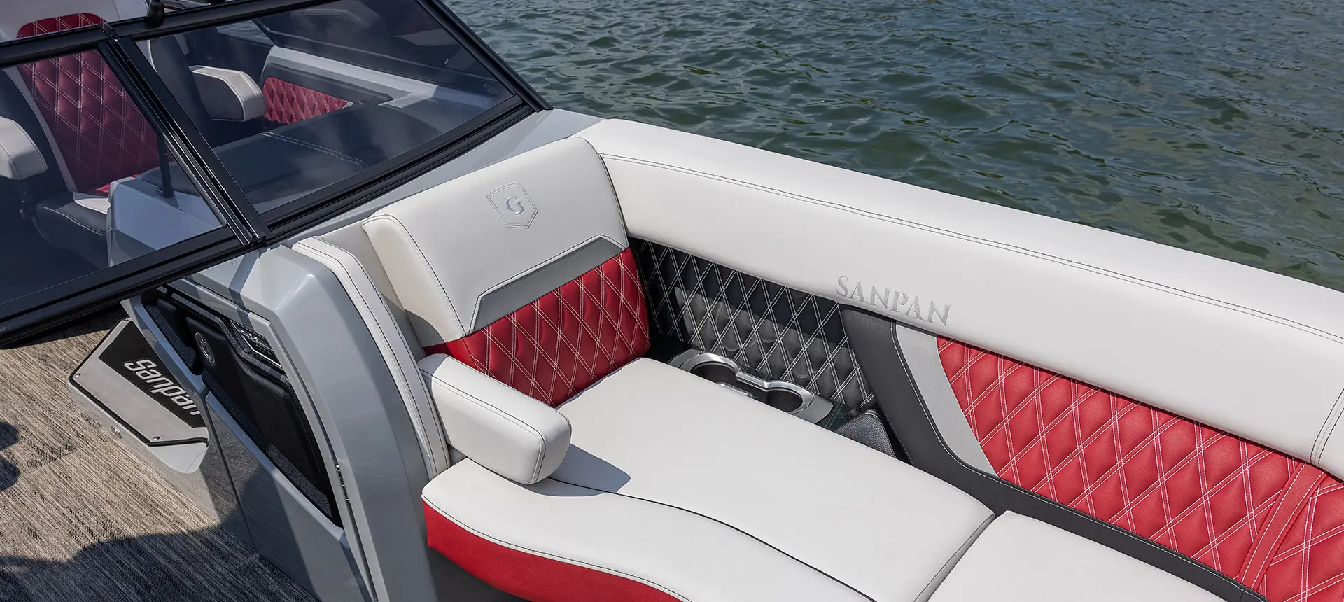 siège en cuir de qualité premium sur un ponton sanpan split bench