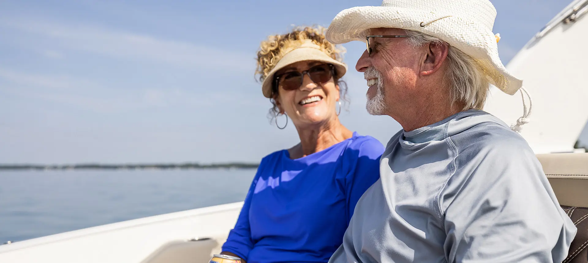 Couple souriant sur un ponton Godfrey Sanpan Windshield.