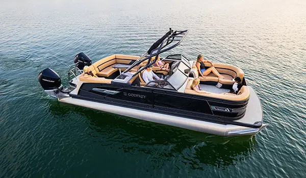 famille flottant sur un lac avec leur ponton godfrey aquapatio lounge