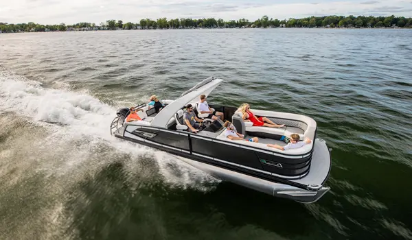 famille navigant sur un lac avec leur ponton godfrey aquapatio lounge