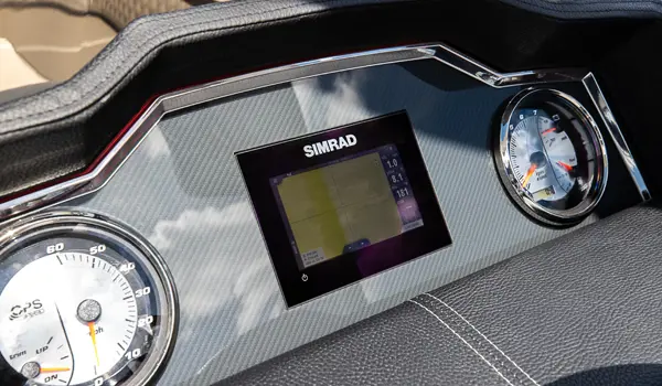 gps simrad à la barre sur un ponton godfrey aquapatio lounge