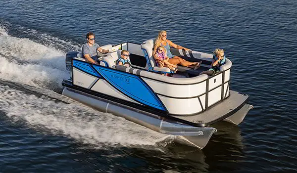 famille se détendant sur ponton godfrey mighty g cruise en naviguant sur un lac