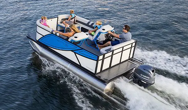vue arrière d’un ponton godfrey mighty g cruise sur un lac