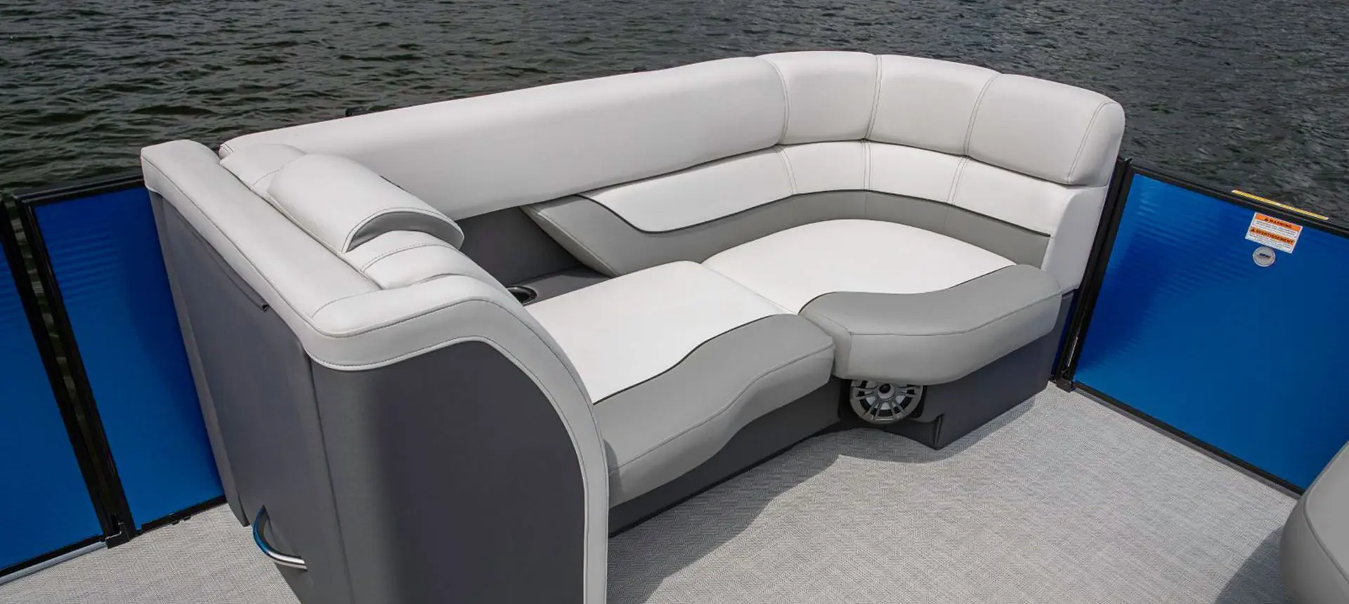 banquette divisée sur la proue d’un ponton godfrey monaco cruise