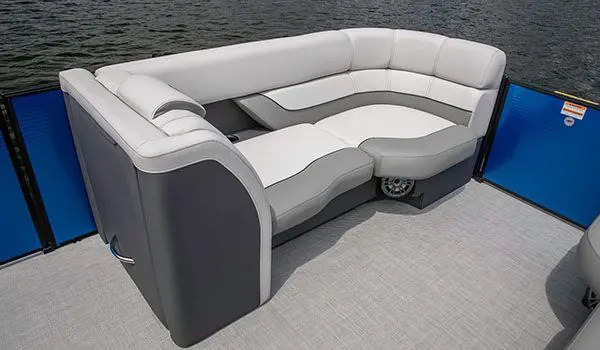 banquette divisée sur la proue d’un ponton godfrey monaco cruise