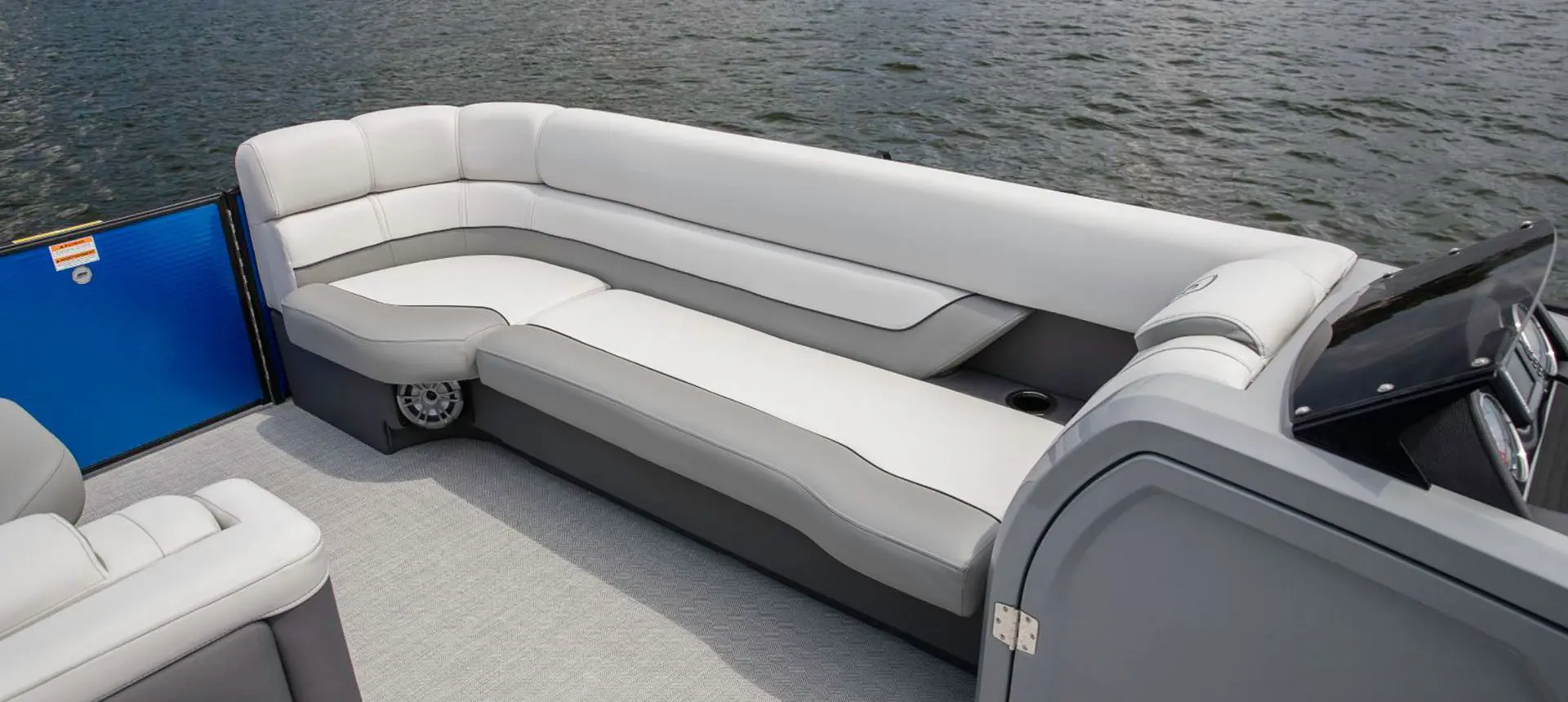 banquette divisée et porte-gobelet sur un ponton godfrey monaco cruise