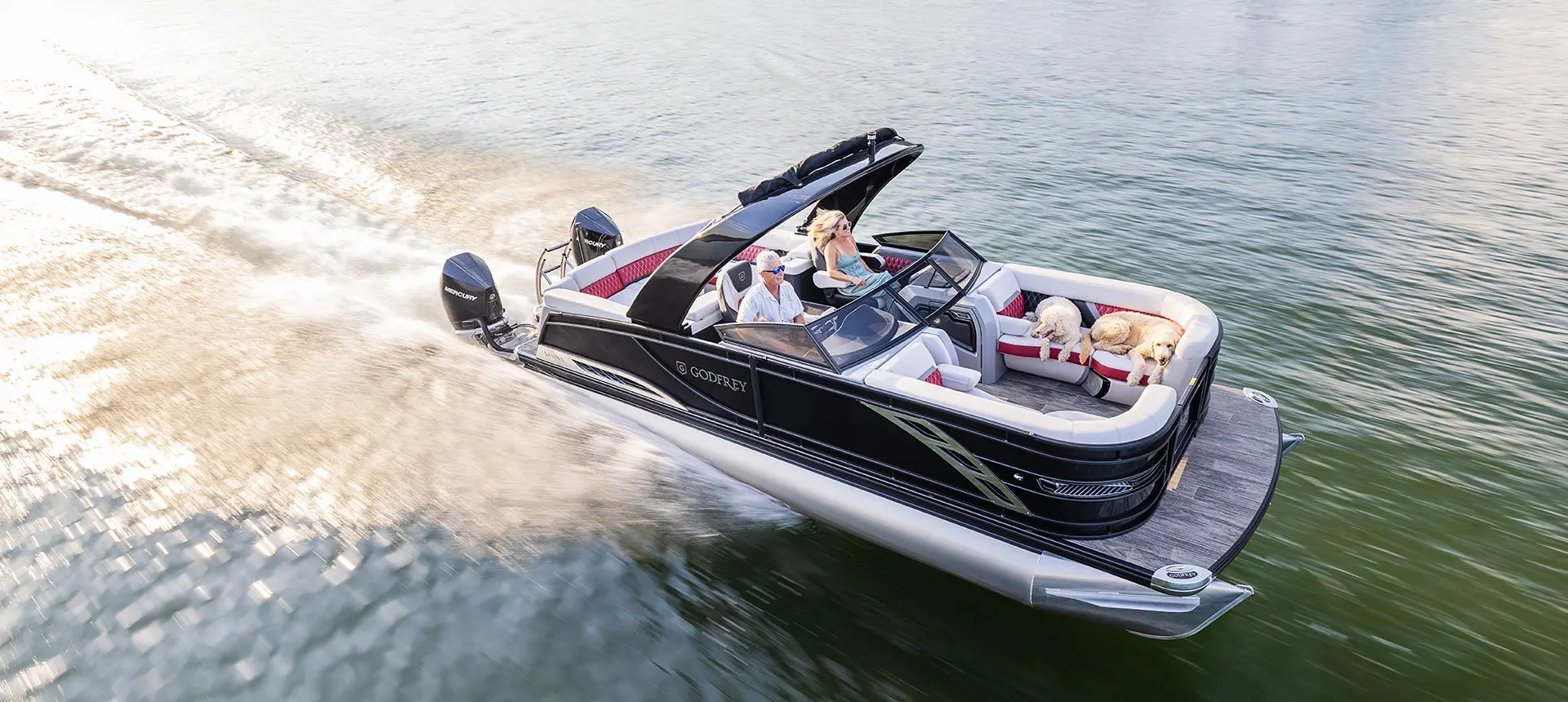 ponton godfrey sanpan lounge naviguant sur un lac