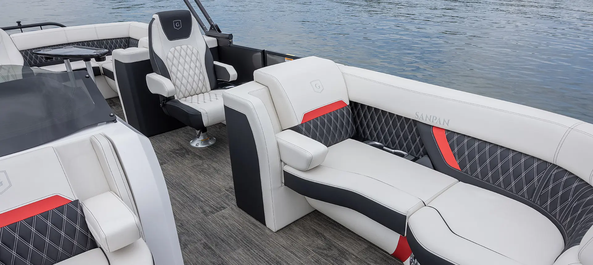 banquette divisée et siège copilote sur un ponton godfrey sanpan lounge