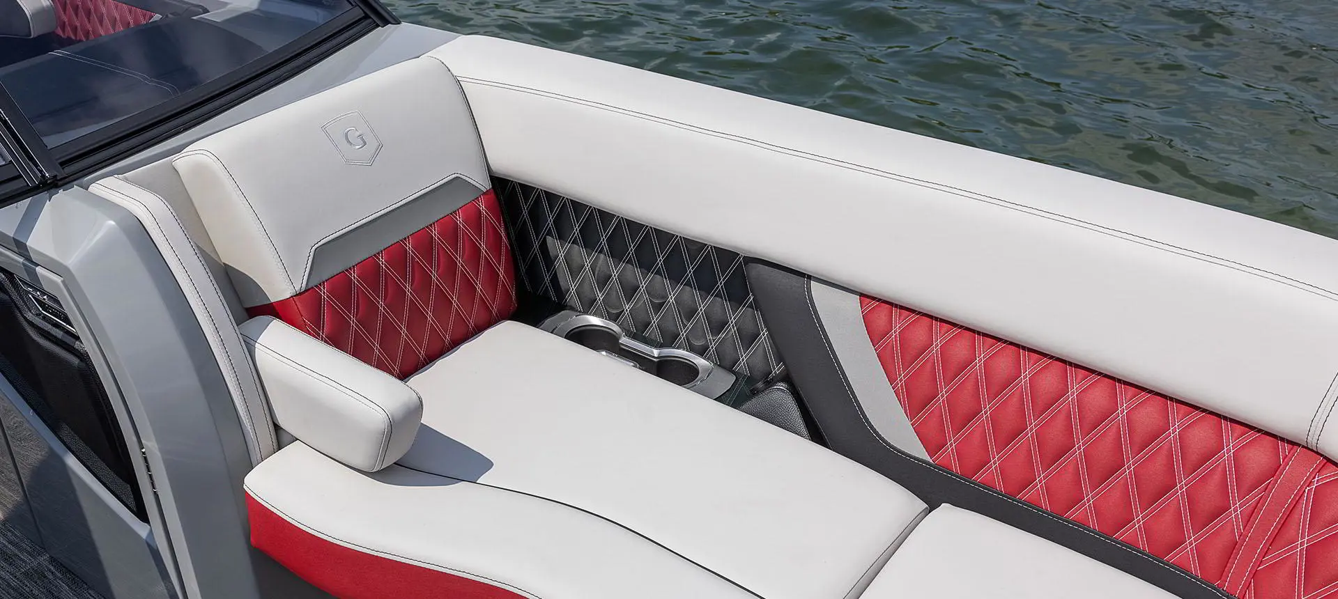 Coutures haut de gamme des banquettes divisées d’un ponton Godfrey Sanpan Windshield.