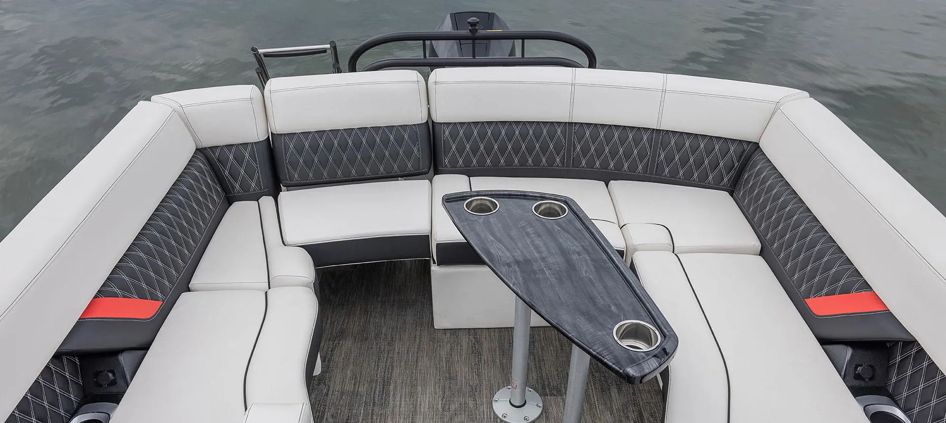 Vaste coin salon avec table sur un ponton Godfrey Sanpan Windshield.