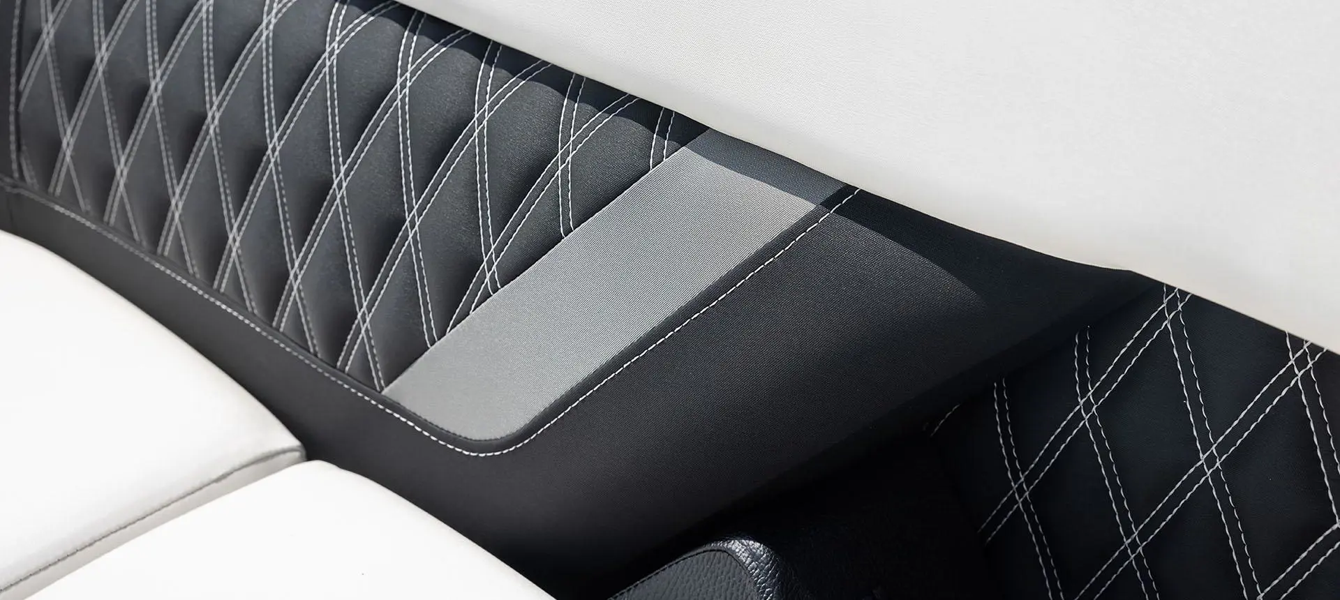 Gros plan sur les coutures haut de gamme d’un siège d’un ponton Godfrey Sanpan Windshield.