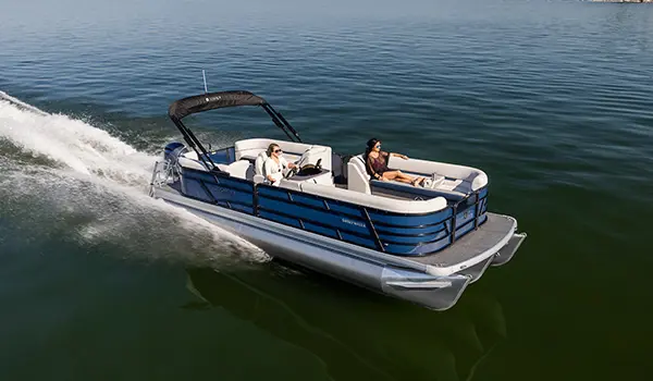 2 femmes sur un ponton godfrey sweetwater split bench naviguant en vitesse sur un lac