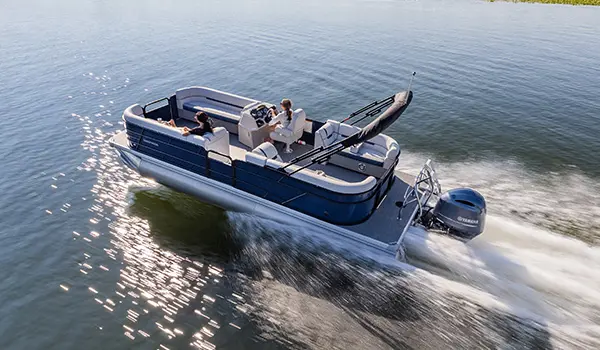 vue latérale d’un ponton godfrey sweetwater split bench naviguant sur un lac