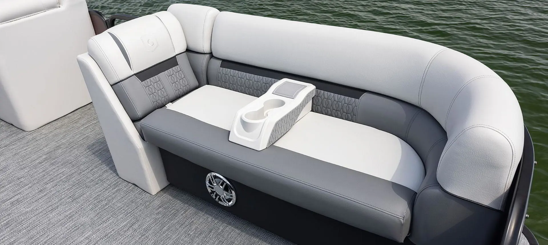 banquette divisée et porte-gobelet amovible en proue sur un ponton godfrey sweetwater split bench