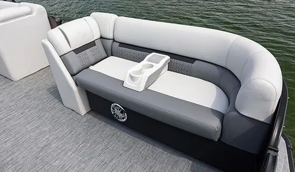 banquette divisée et porte-gobelet amovible en proue sur un ponton godfrey sweetwater split bench
