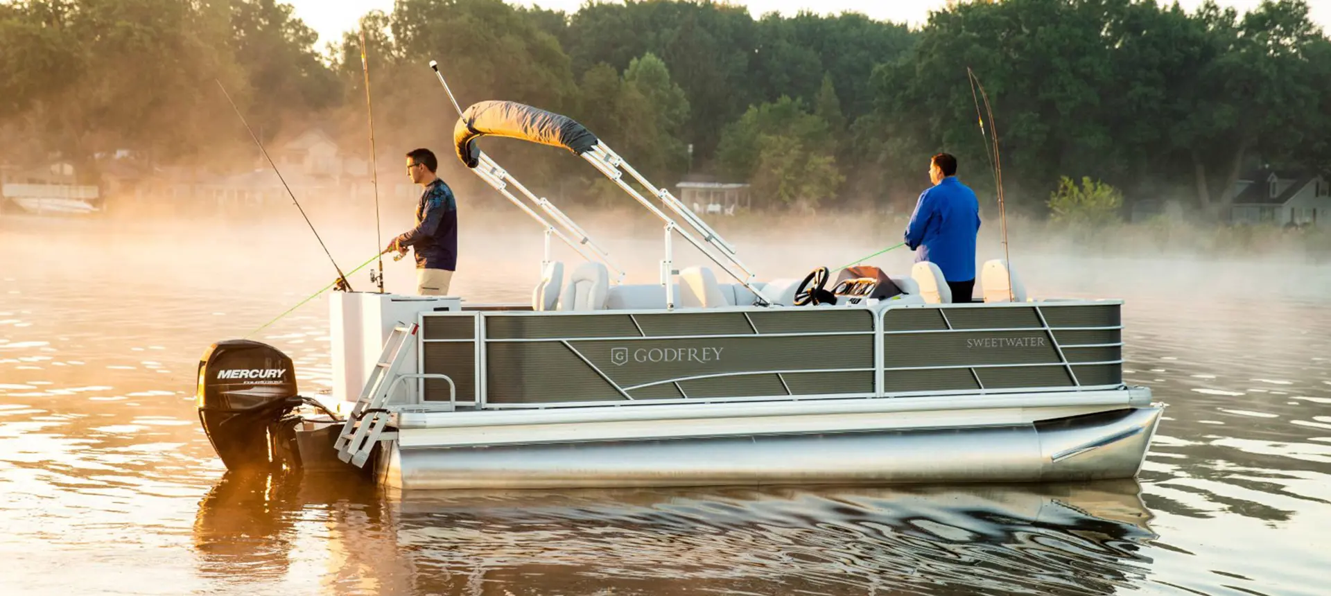 Deux hommes pêchant au crépuscule sur un ponton godfrey sweetwater fishing