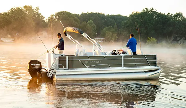 Deux hommes pêchant au crépuscule sur un ponton godfrey sweetwater fishing