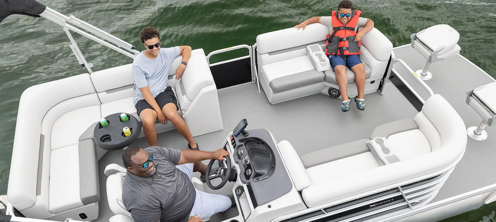 vue aérienne d’un père et de ses fils assis sur un ponton godfrey xperience fishing