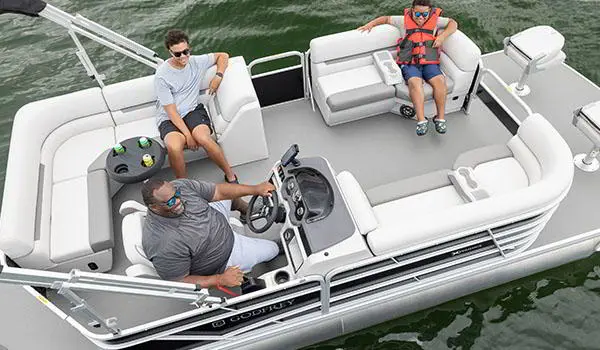vue aérienne d’un père et de ses fils assis sur un ponton godfrey xperience fishing