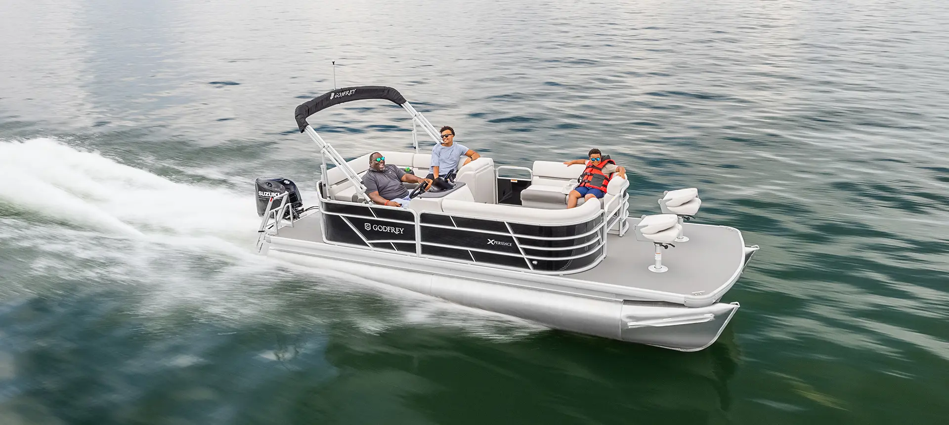 vue latérale d’une famille naviguant sur un ponton godfrey xperience fishing