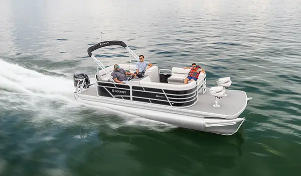 vue latérale d’une famille naviguant sur un ponton godfrey xperience fishing