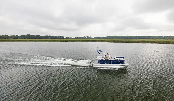vue de profil d’un ponton godfrey xperience fishing naviguant sur un lac
