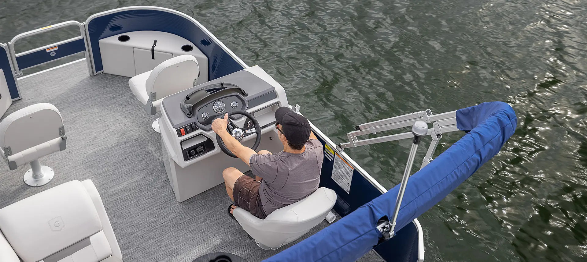 vue aérienne d’un homme assis à la barre d’un ponton godfrey xperience fishing