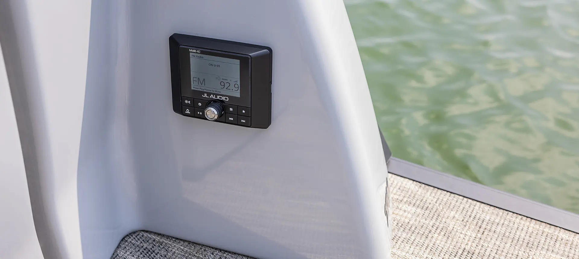 Système sonore JL Audio sur un bateau ponton Godfrey Sanpan Lounge 2700 ULW Twin.