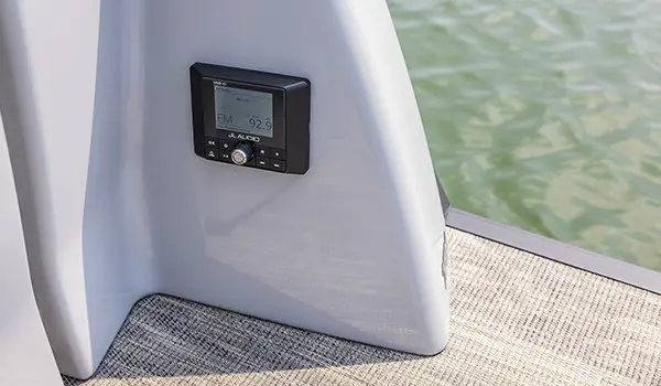 Système sonore JL Audio sur un bateau ponton Godfrey Sanpan Lounge 2700 ULW Twin.