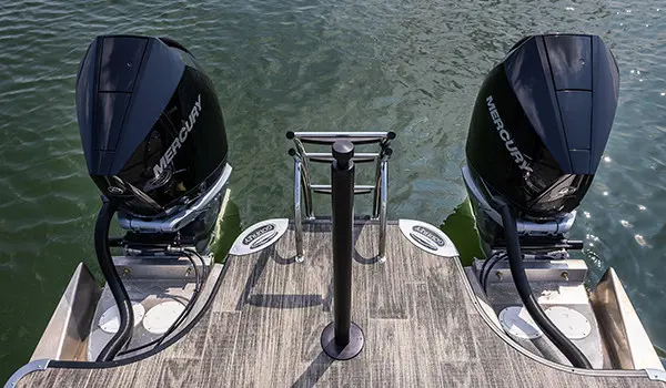 Pylône de traction de skieur, échelle arrière et deux moteurs sur un bateau ponton Godfrey Sanpan Lounge 2700 ULW Twin.